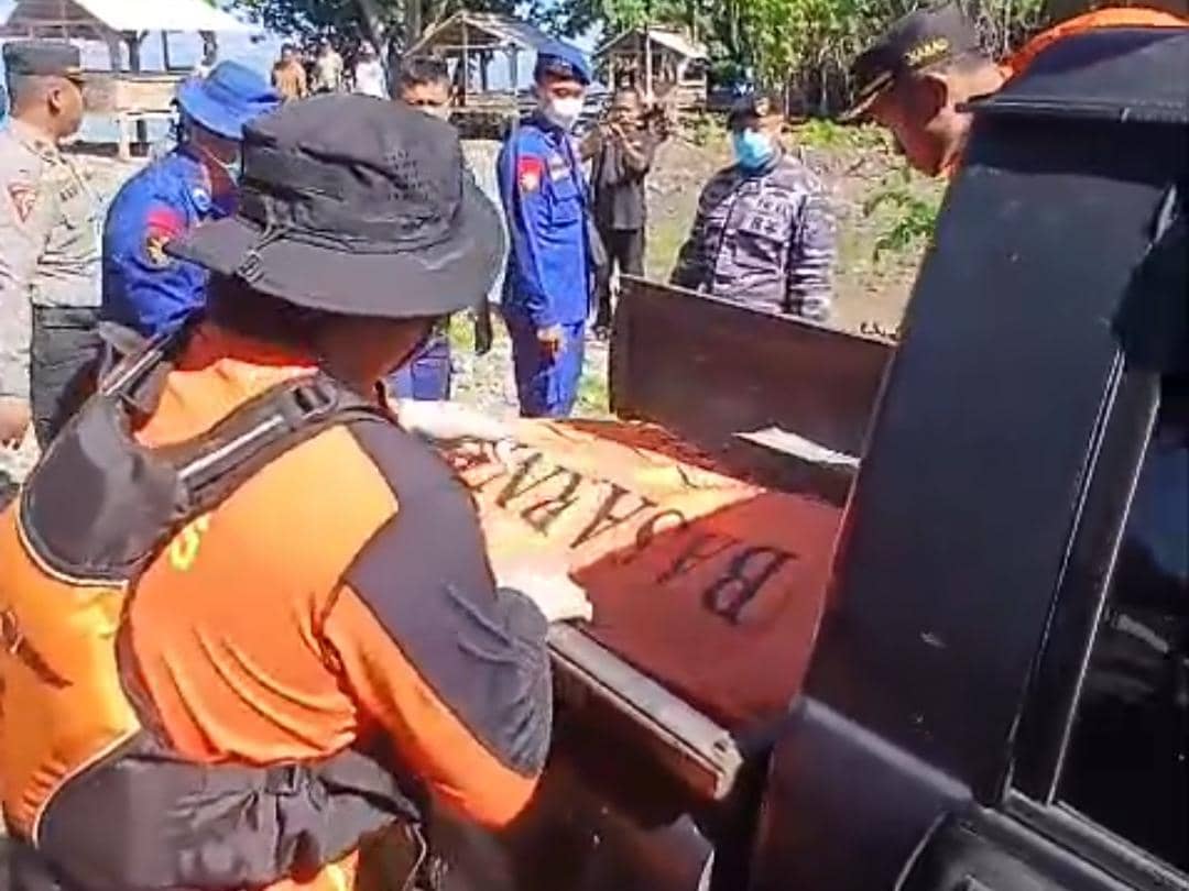 Tim SAR gabungan mengevakuasi jenazah korban Sugiyo. 