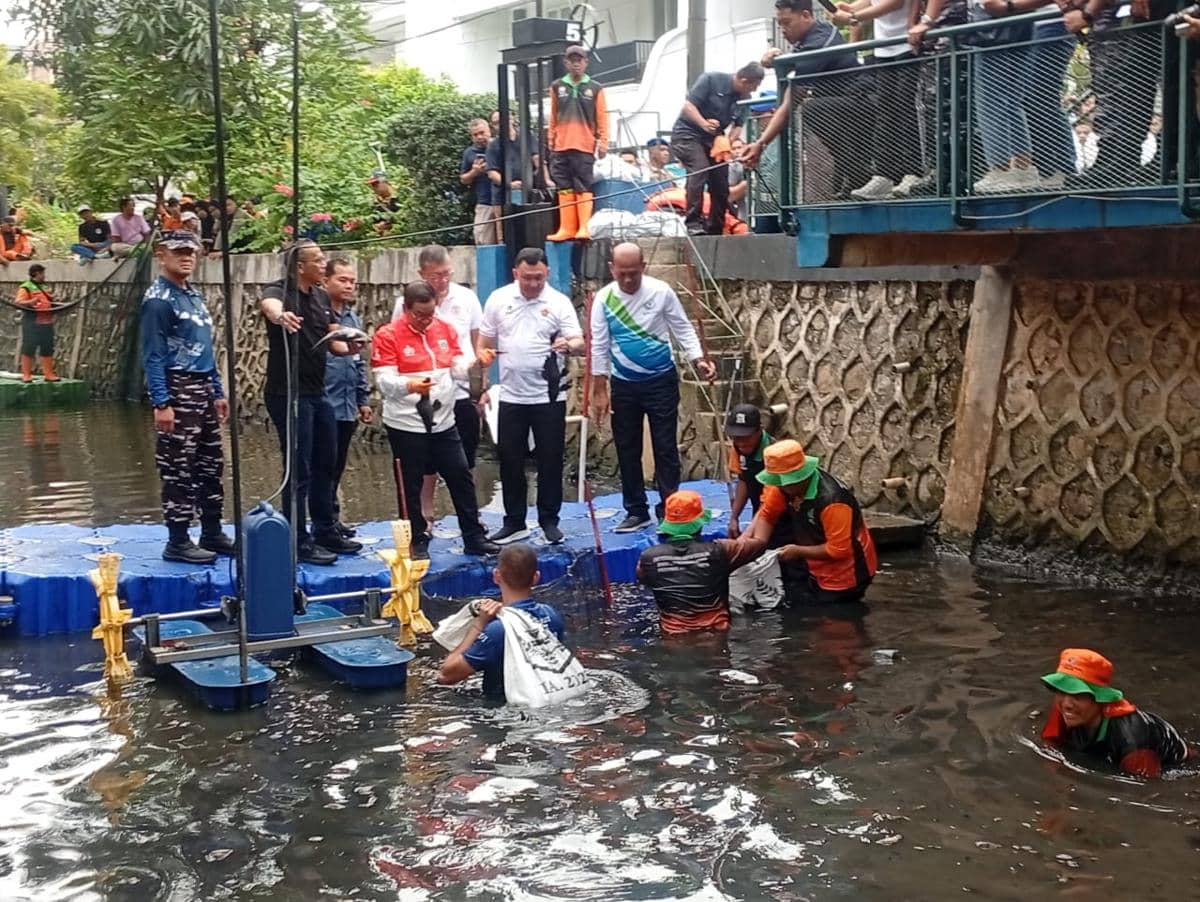 Pramono Akan Bentuk Tim Khusus buat Tangkap Ikan Sapu-Sapu di Jakarta