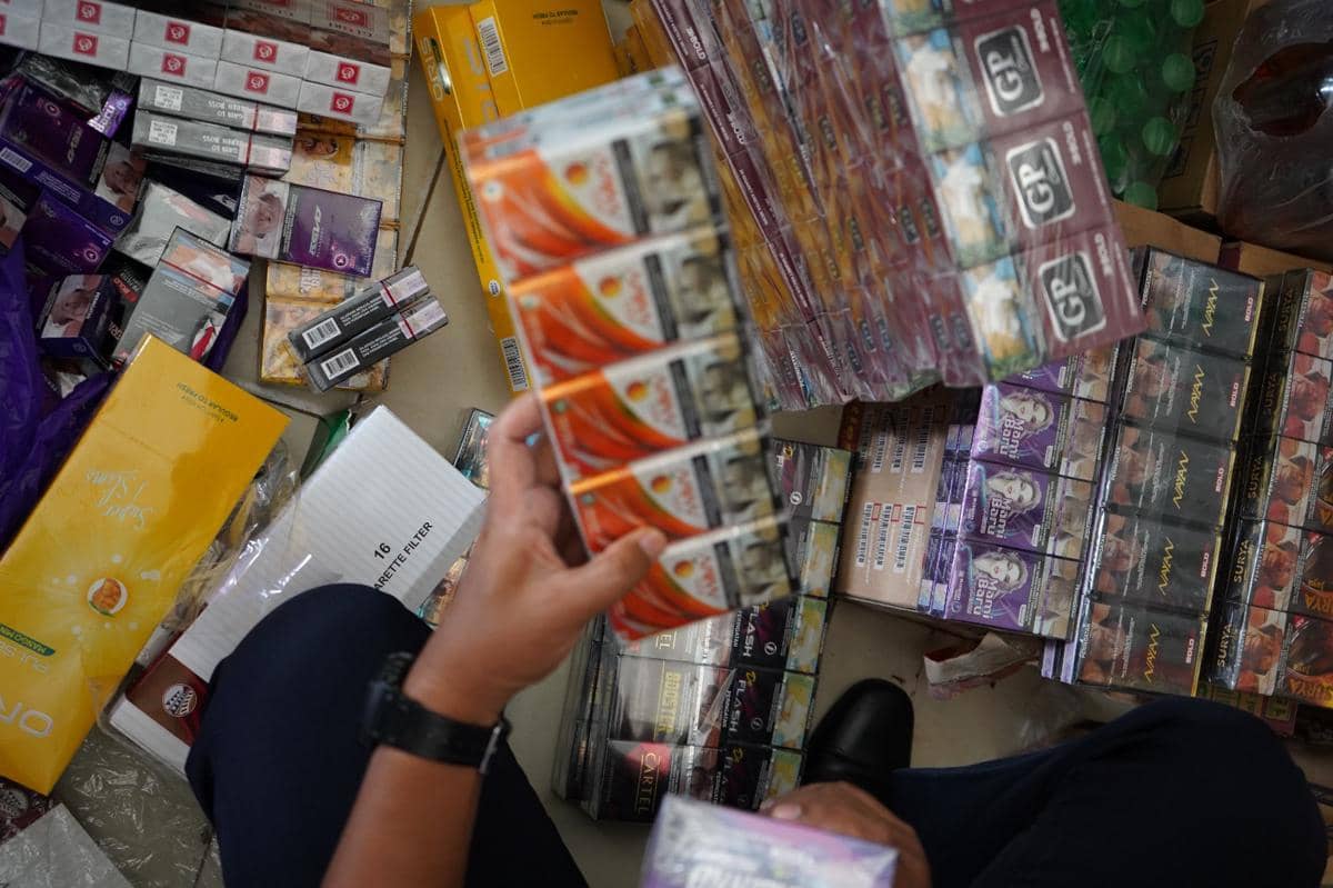 Petugas Kanwil DJBC Sumatera Bagian Barat melaksanakan pengawasan peredaran rokok ilegal. (Dok. DJBC Sumbagbar) 