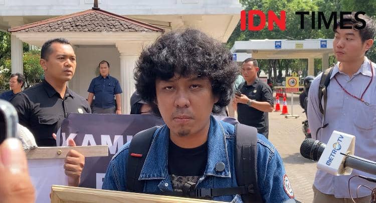 Koalisi masyarakat sipil gelar aksi dan serahkan surat Andrie Yunus untuk Presiden Prabowo Subianto (IDN Times/Ilman Nafi'an)