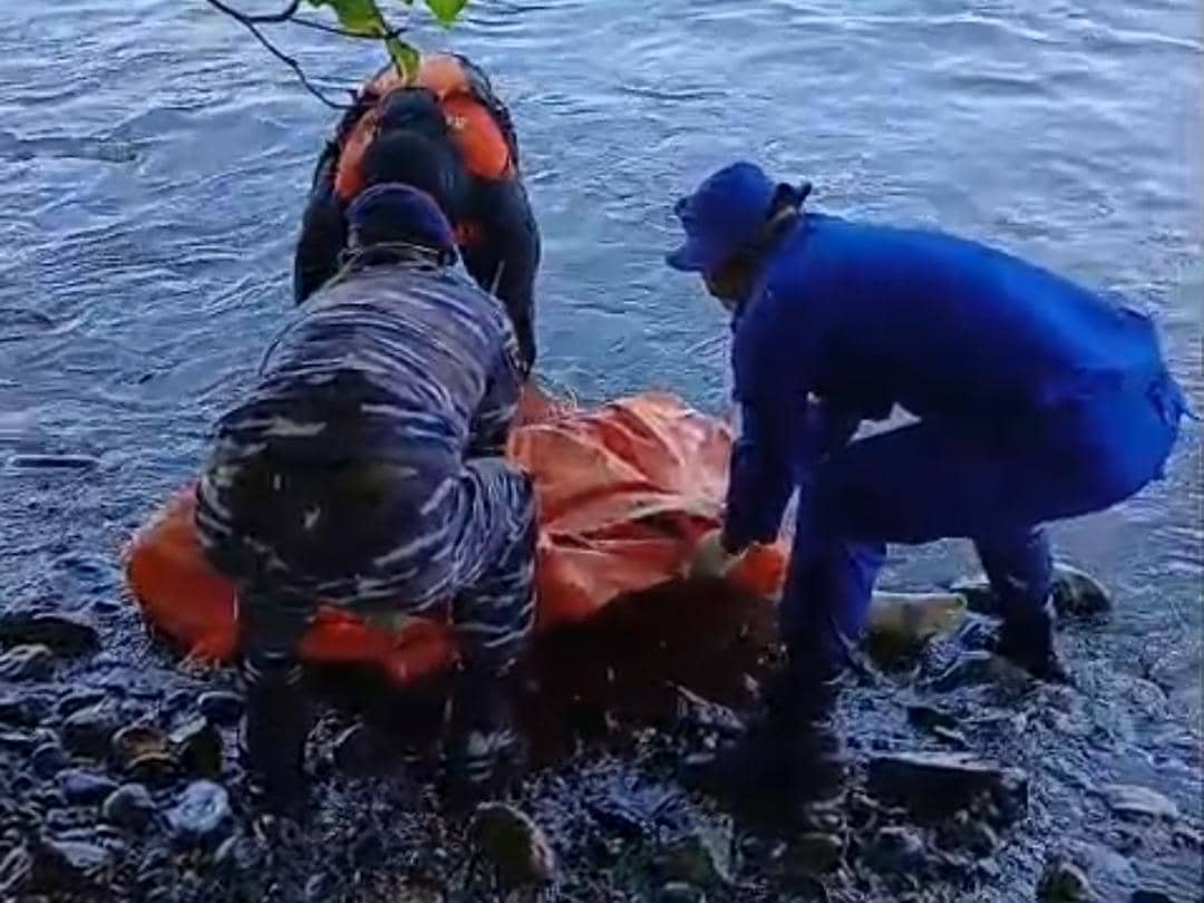 Tim SAR gabungan mengevakuasi jenazah korban Sugiyo. 