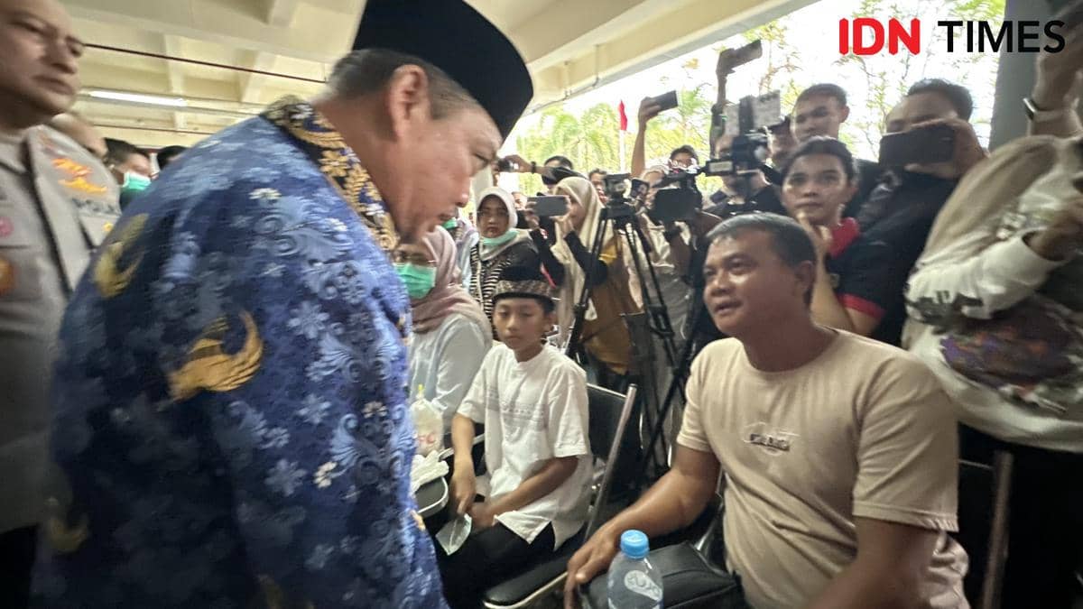 Gubernur Kalbar, Ria Norsan berbincang dengan keluarga korban. 