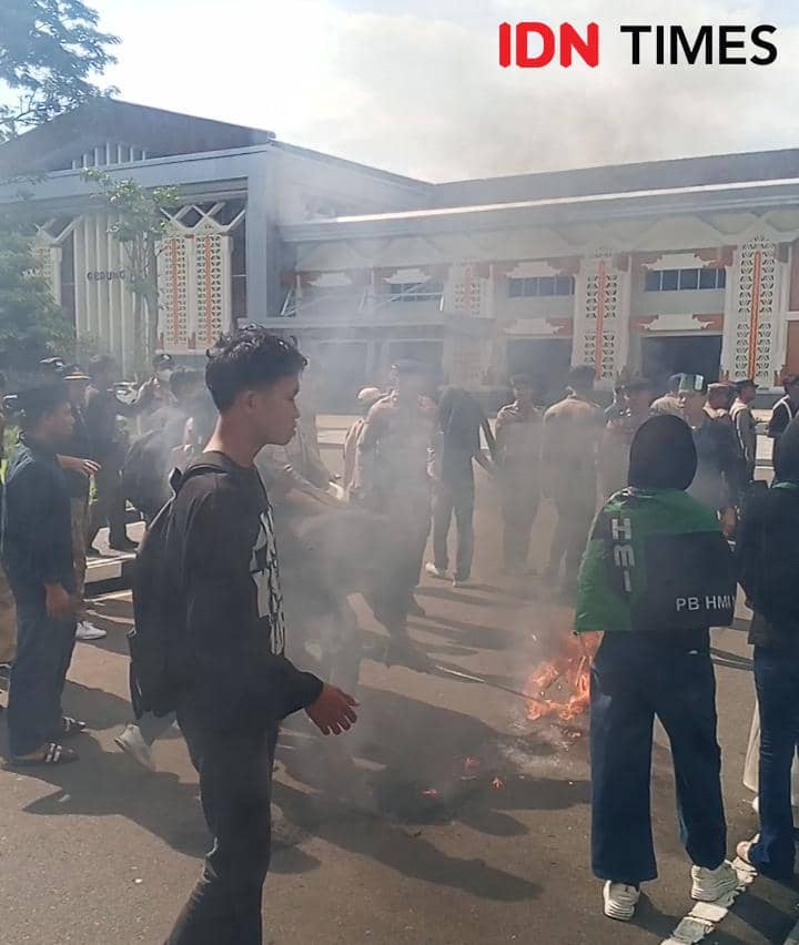 HMI Geruduk Kantor Gubernur NTB, Tolak Sewa Mobil Listrik Rp14 Miliar