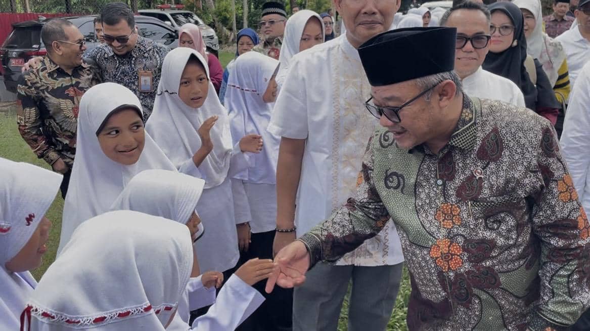 Menteri Pendidikan Dasar dan Menengah, Abdul Mu'ti bersalaman dengan siswa di Padang Pariaman