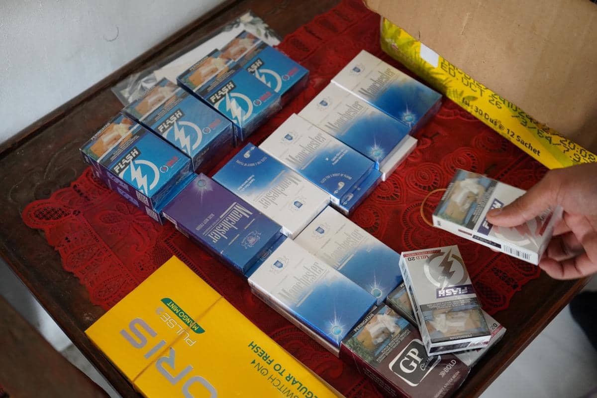Petugas Kanwil DJBC Sumatera Bagian Barat melaksanakan pengawasan peredaran rokok ilegal. 
