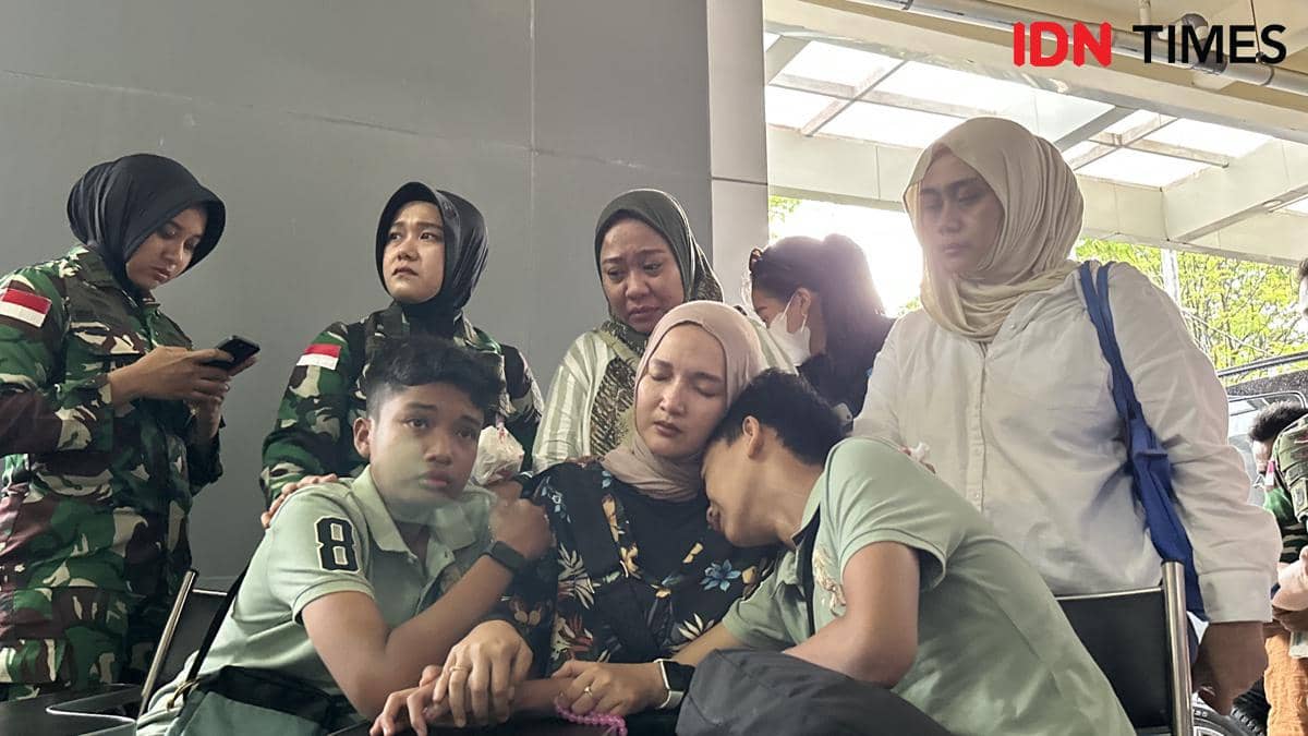 Isak tangis keluarga korban kecelakaan helikopter. 