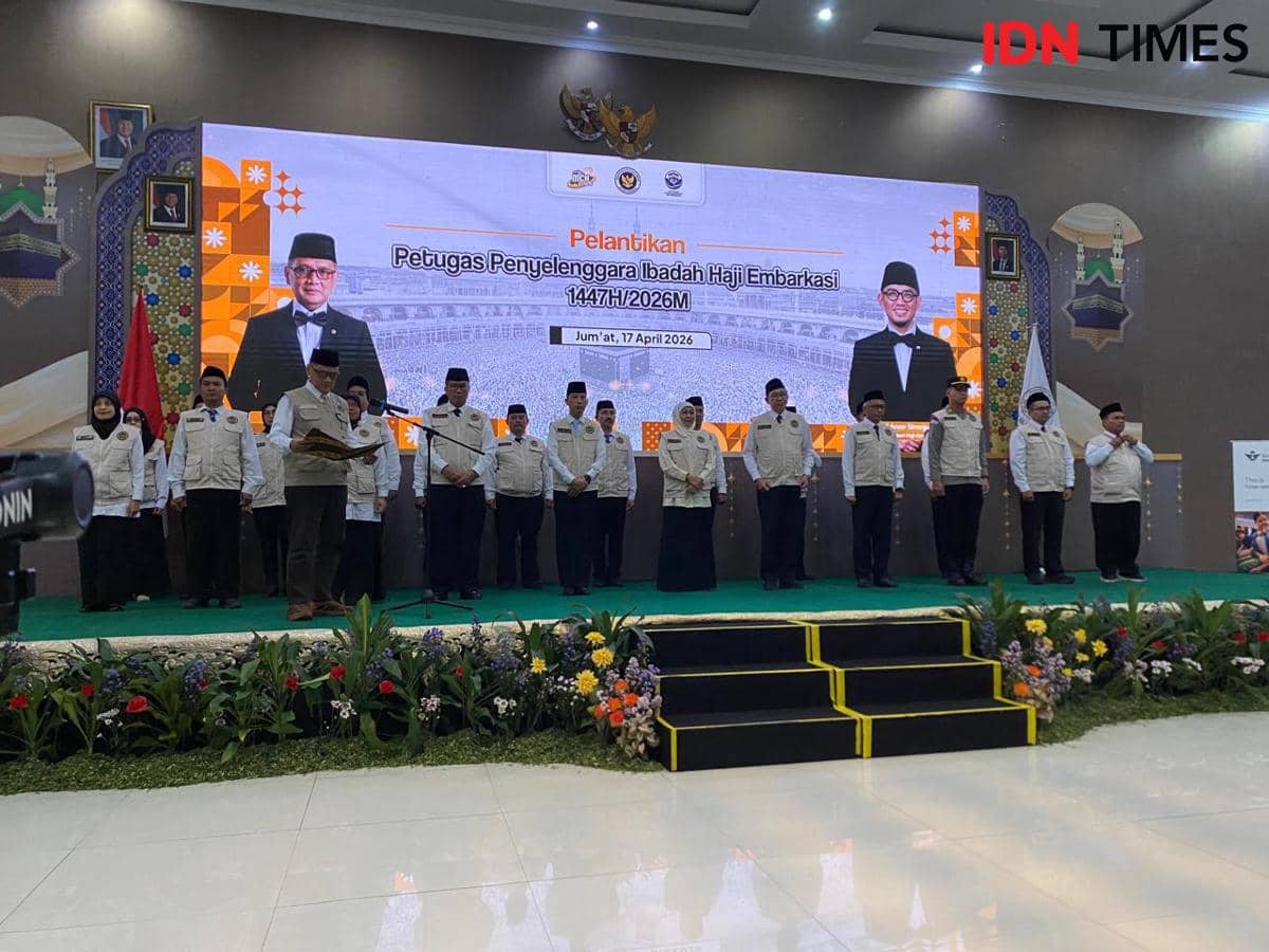 Menhaj Lantik 23 Petugas Haji Embarkasi Surabaya, Termasuk Khofifah