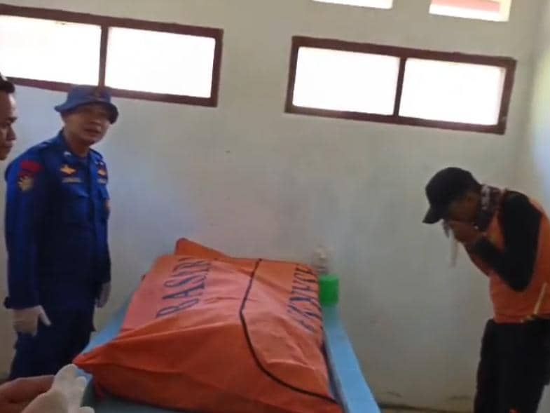 Tim SAR gabungan mengevakuasi jenazah korban Sugiyo. 