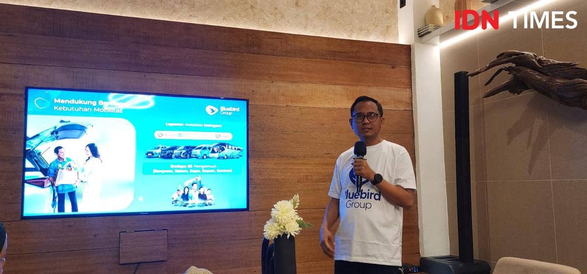 Deny Nurhadi, Kepala Pool Bluebird Group Medan menjelaskan soal program Bluebird kepada media (IDN Times/Indah Permata Sari)