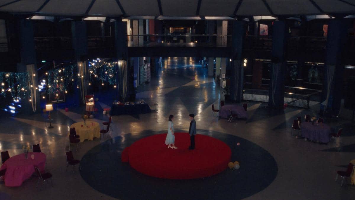 Bernadya dan Iqbaal Ramadhan di MV Rabun Jauh 