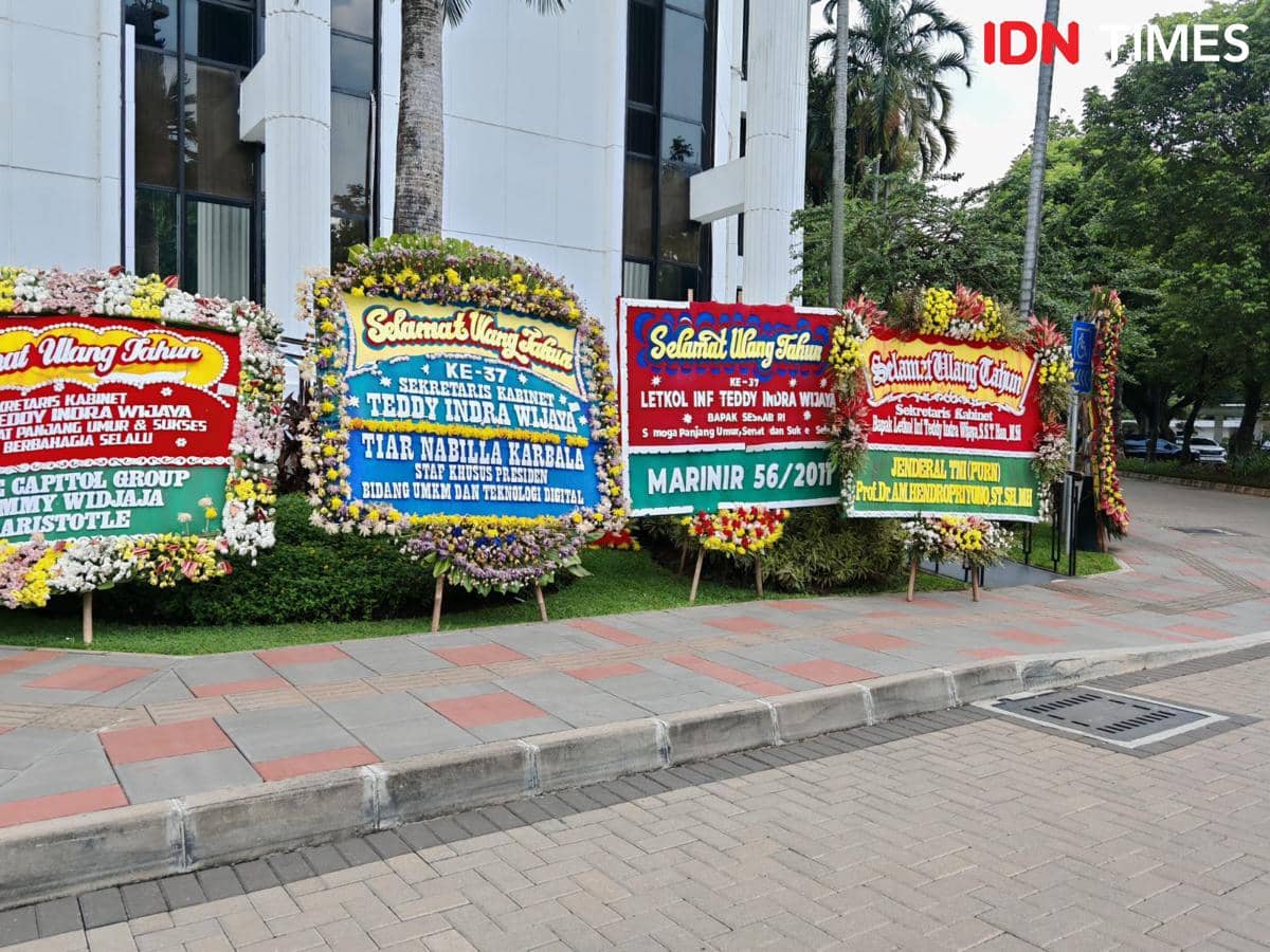 Deretan karangan bunga ucapan ulang tahun untuk Sekretaris Kabinet, Teddy Indra Wijaya. 