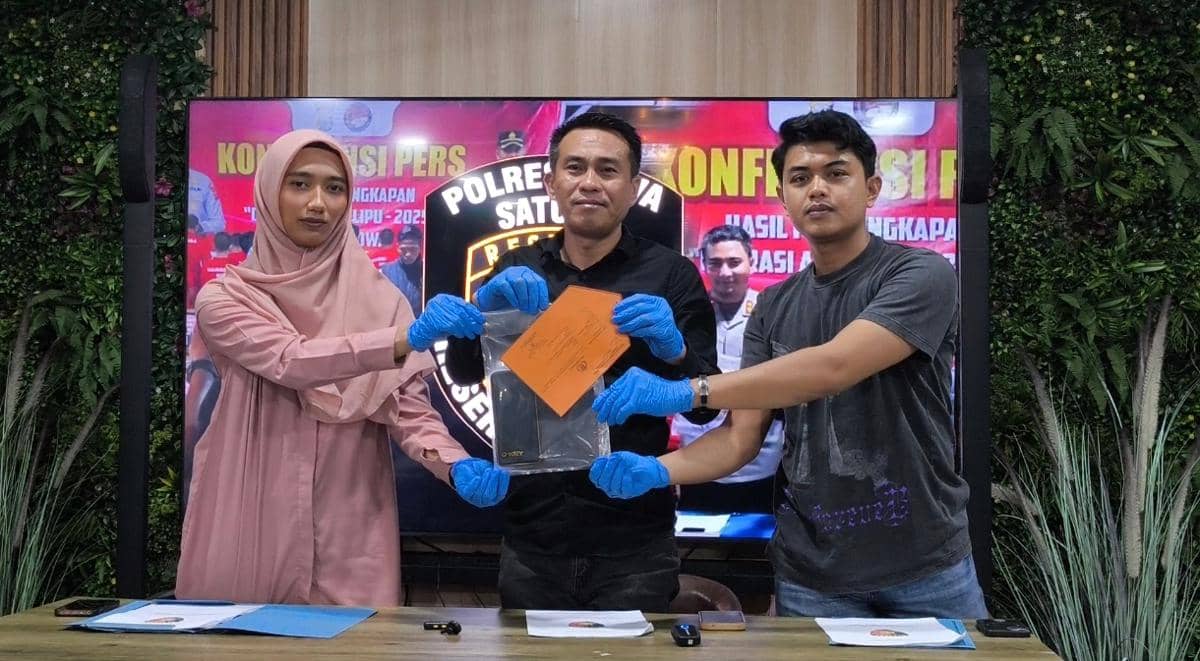 Aparat kepolisian dari Polres Gowa memperlihatkan barang bukti tindak pidana kekerasan seksual. Dok. Polres Gowa