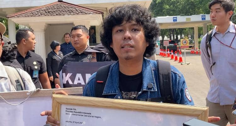 Koalisi masyarakat sipil gelar aksi dan serahkan surat Andrie Yunus untuk Presiden Prabowo Subianto (IDN Times/Ilman Nafi'an)