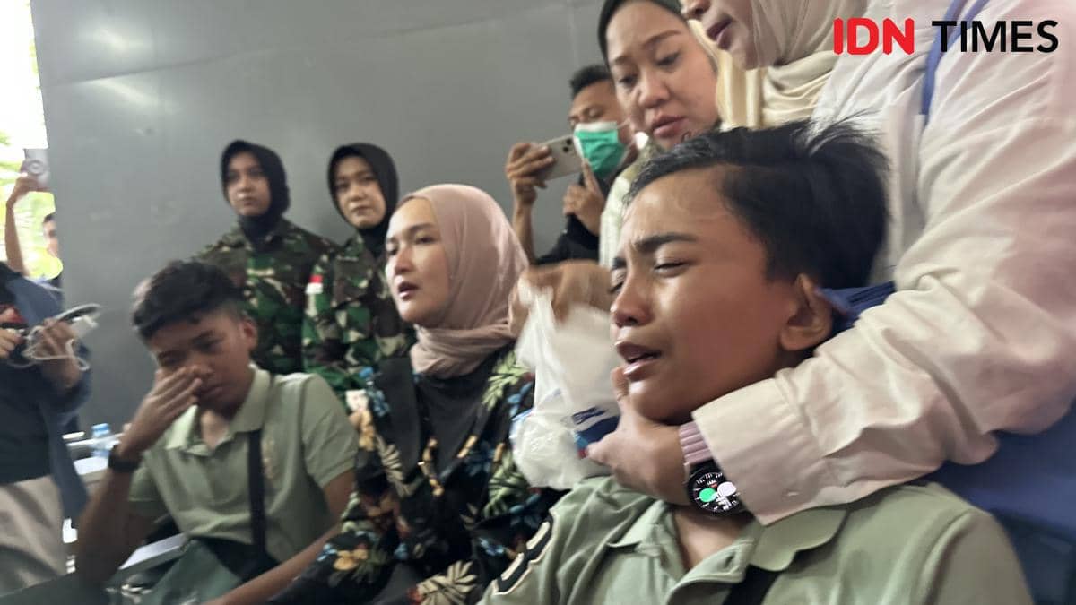 Isak tangis keluarga korban jatuhnya helikopter di Sekadau. 