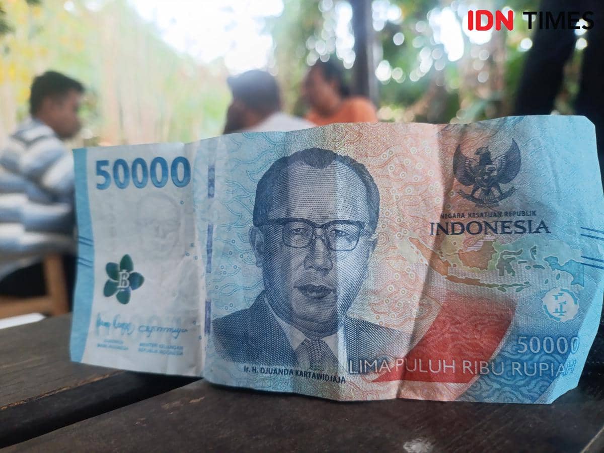 Lembar uang rupiah pecahan Rp50.000 sebagai ilustrasi nilai mata uang Indonesia dalam transaksi.