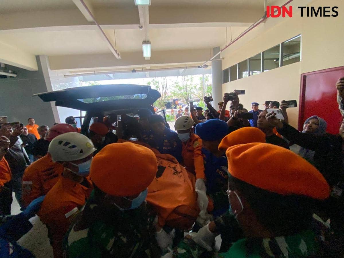 8 jenazah tiba di RS Bhayangkara.