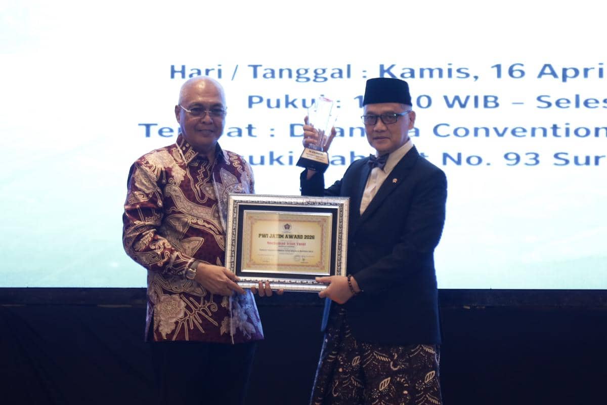 Menhaj Dapat Penghargaan Tokoh Transformasi Tata Kelola dari PWI Jatim