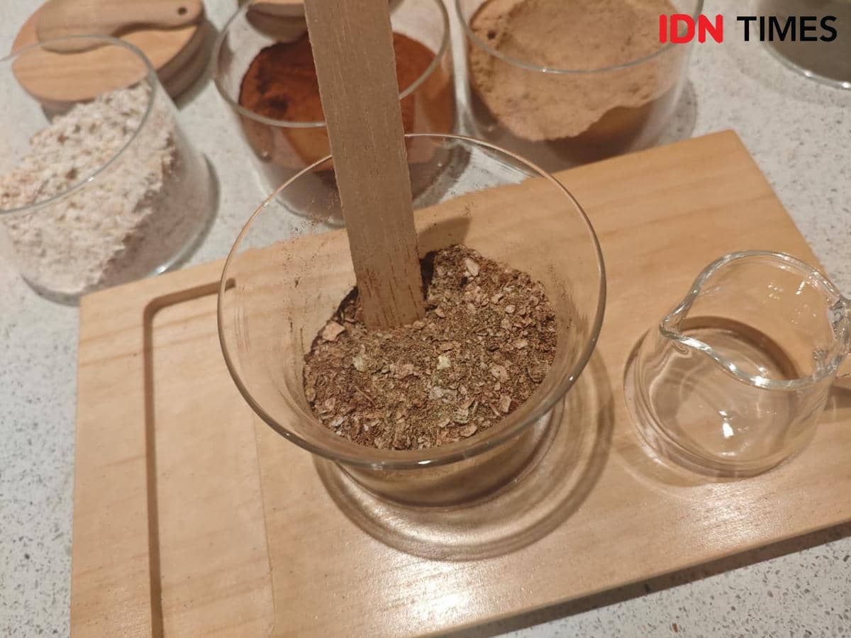 Proses mencampur bahan lulur. (IDN Times/Febriyanti Revitasari)