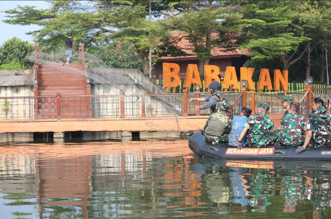 Peringati Hari Bumi, Pangdam Jaya Ikut Tangkap Ikan Sapu-Sapu