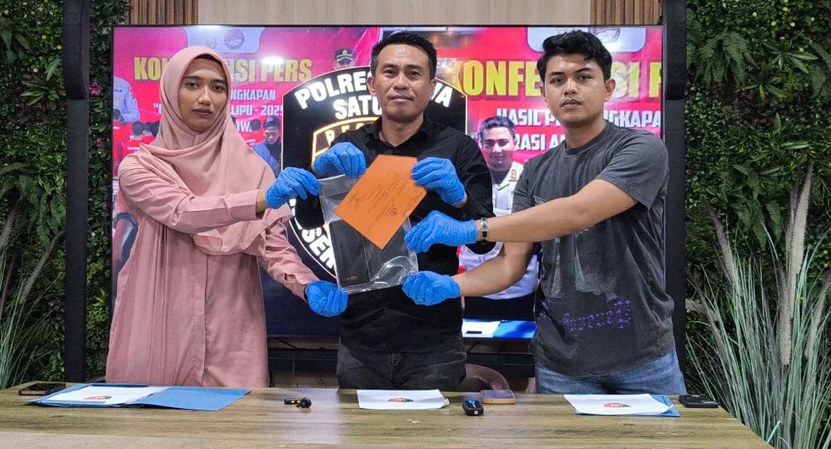 Aparat kepolisian dari Polres Gowa memperlihatkan barang bukti tindak pidana kekerasan seksual. Dok. Polres Gowa