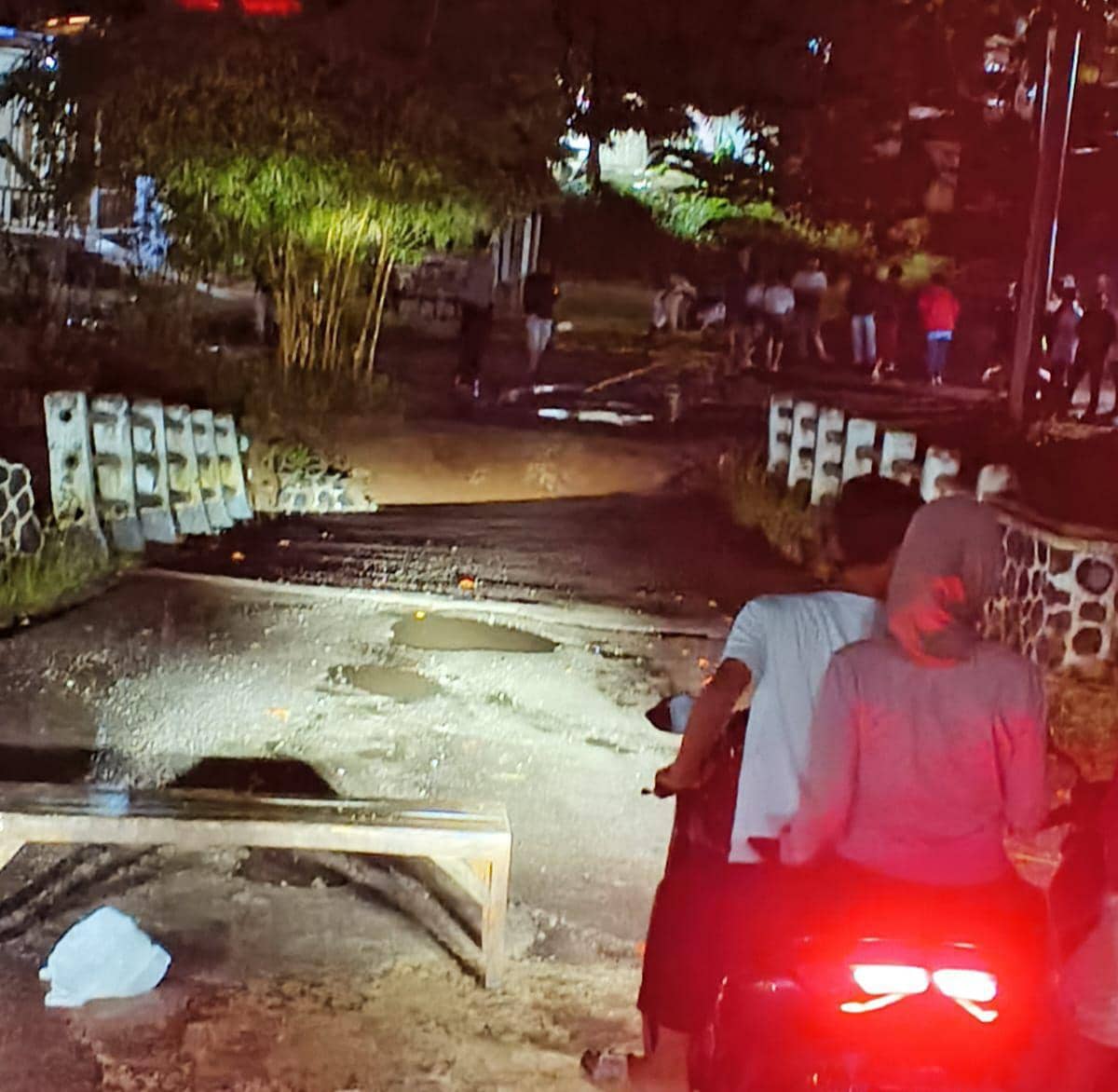 Jembatan Radug di Kabupaten Bandung Amblas, Warga Tak Bisa Melintas