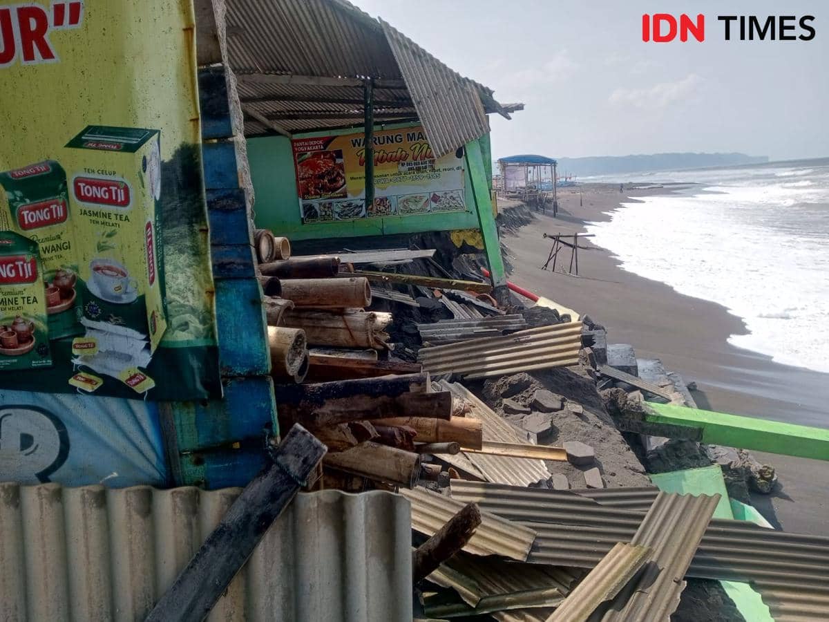 Gelombang Pasang Terjang 10 Warung Seafood di Pantai Depok, 1 Ambrol 