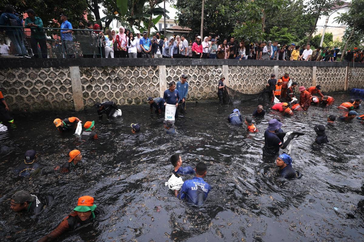 Gubernur DKI Jakarta, Pramono Anung hadiri kegiatan Operasi Penangkapan Ikan Sapu-Sapu di Kelurahan Kelapa Gading Barat, Kelapa Gading, Jakarta Utara, pada Jumat (17/4/2026). 
