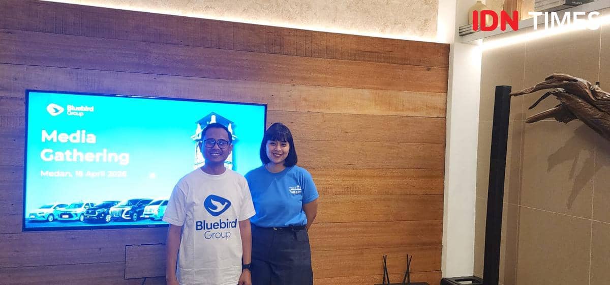 Deny Nurhadi, Kepala Pool Bluebird Group Medan bersama Sekar Adisty, Head of Communications & Community PT Bluebird (IDN Times/Indah Permata Sari)