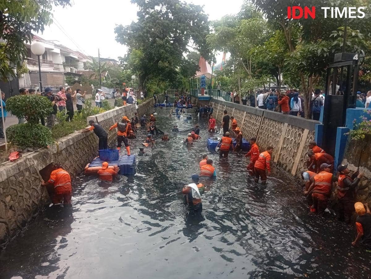 Gubernur DKI Jakarta Pramono Anung menangkap Ikan Sapu-Sapu di Kali Kodamar, Jakarta Utara, Jumat (17/4/2026)/ (IDN Times/Dini Suciatiningrum)