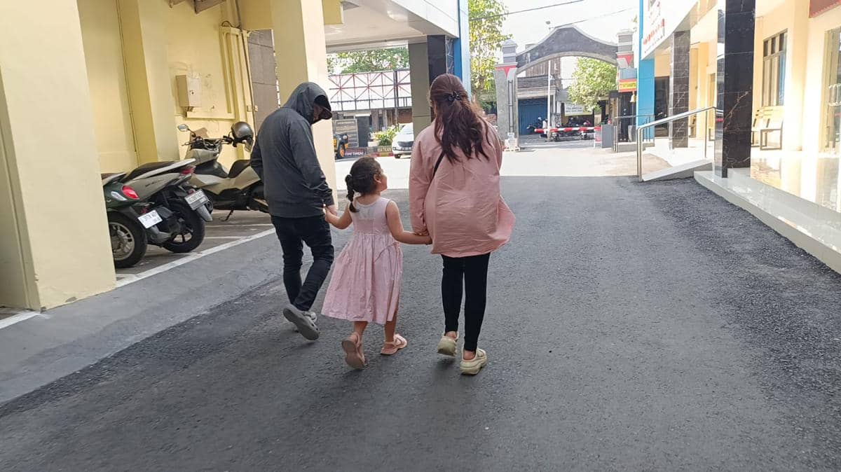 YYK saat bersama kedua orang tuanya. IDN Times/ Bramanta Pamungkas