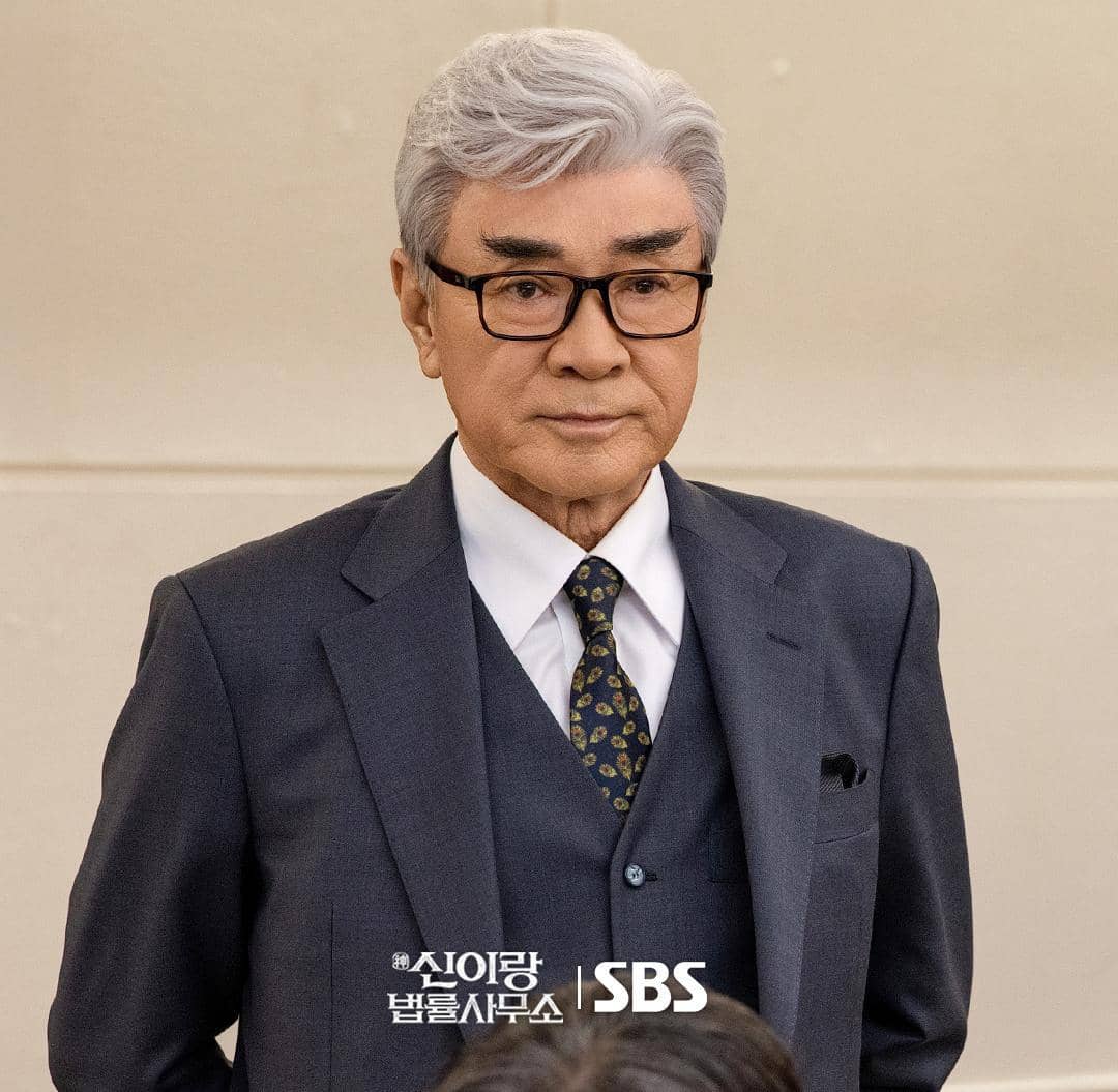 Still Cut kakek tukang sepatu di Phantom Lawyer 