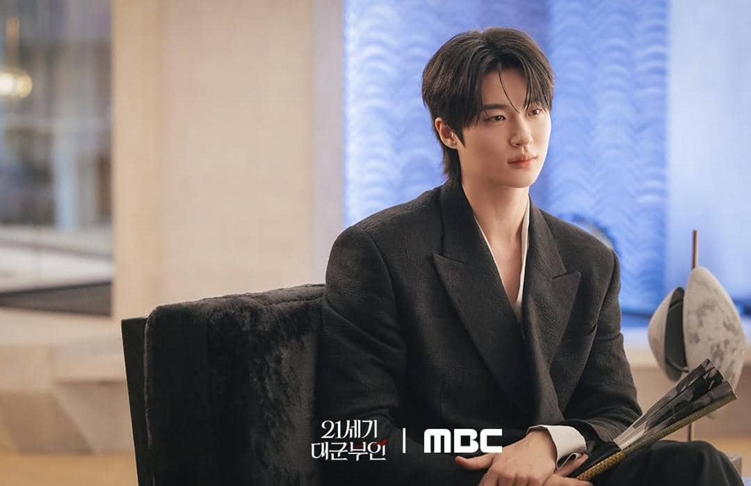 Still Cut Byeon Woo Seok di drama Perfect Crown 