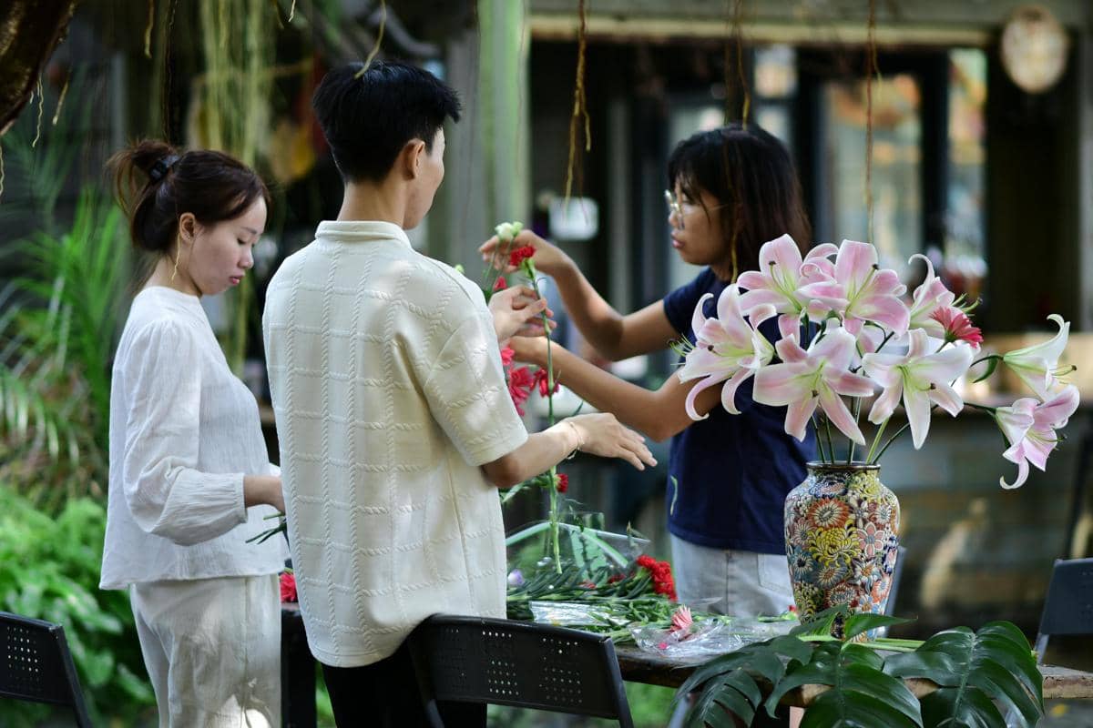 ilustrasi merangkai bunga