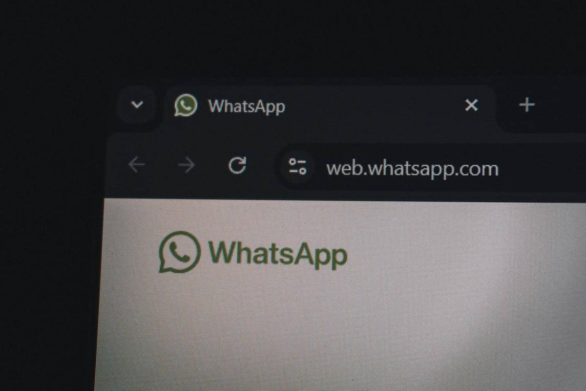 Ilustrasi layar monitor yang menampilkan tab browser dengan alamat web.whatsapp.com