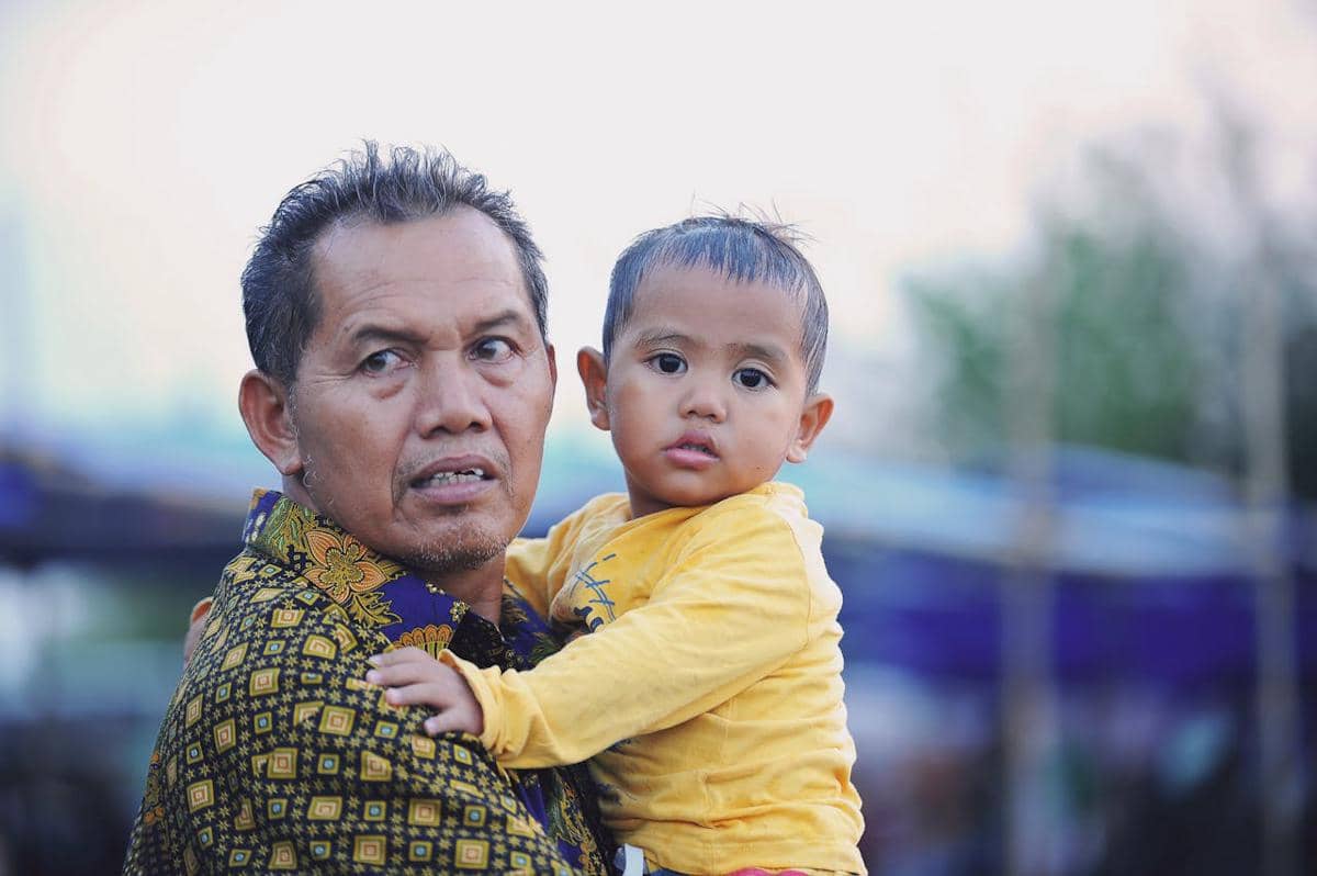 anak digendong ayah