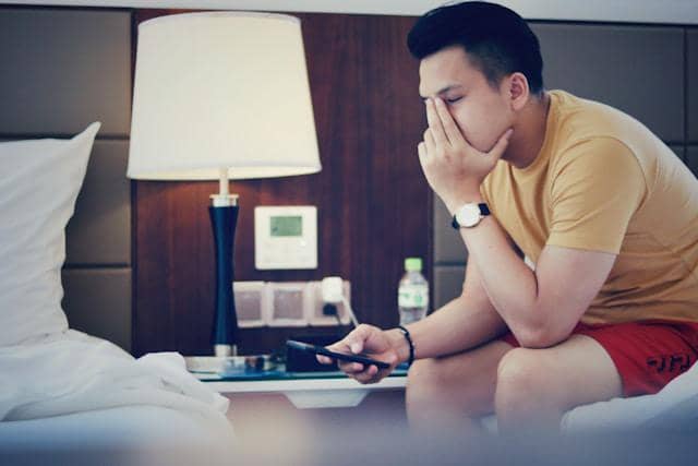 Seorang pria sedang stres 