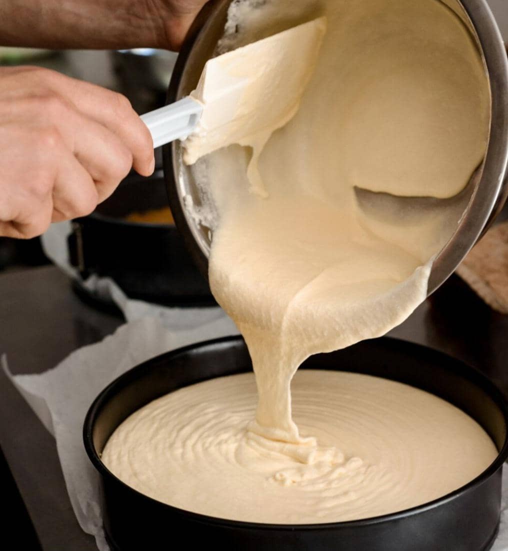menuang adonan kue ke loyang (freepik.com/cookie_studio)