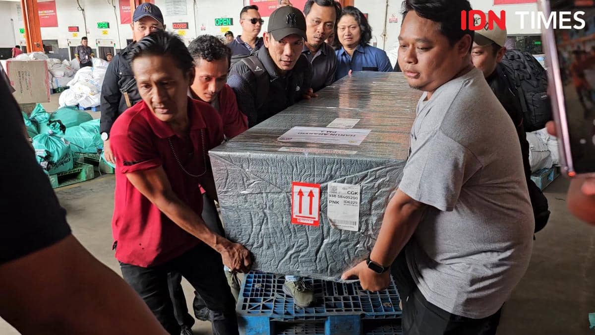 Tangis Keluarga Sambut 3 Jenazah Korban Helikopter Jatuh di Kalimantan