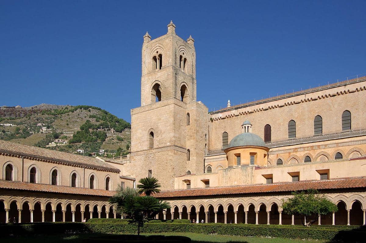 potret koridor beratap (cloister) dengan ratusan pilar di kompleks Katedral Monreale 