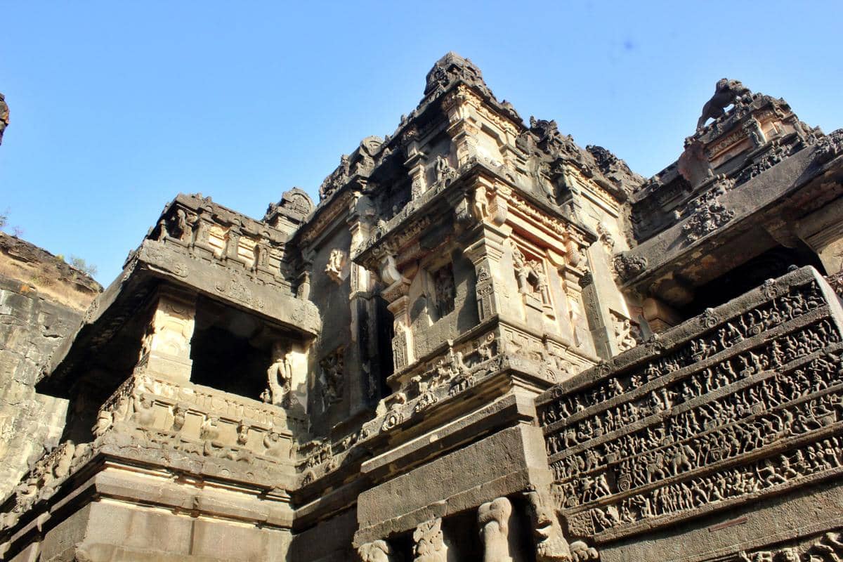 potret Kuil Kailasa di Gua Ellora yang dipahat dari atas ke bawah tanpa sambungan batu.