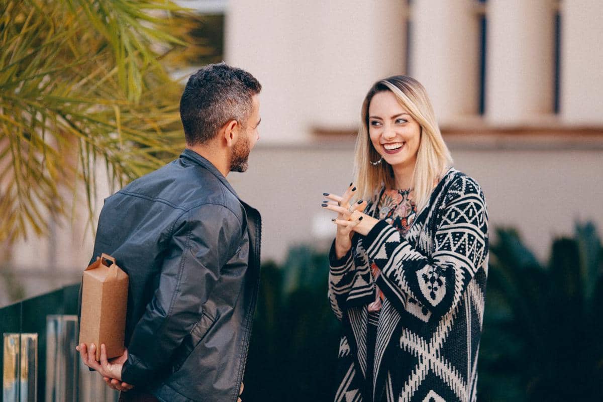 ilustrasi memberi kejutan pada pasangan