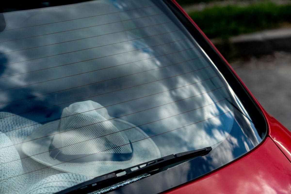 5 Manfaat Garis Defogger Kaca Mobil, Bikin Berkendara Lebih Aman