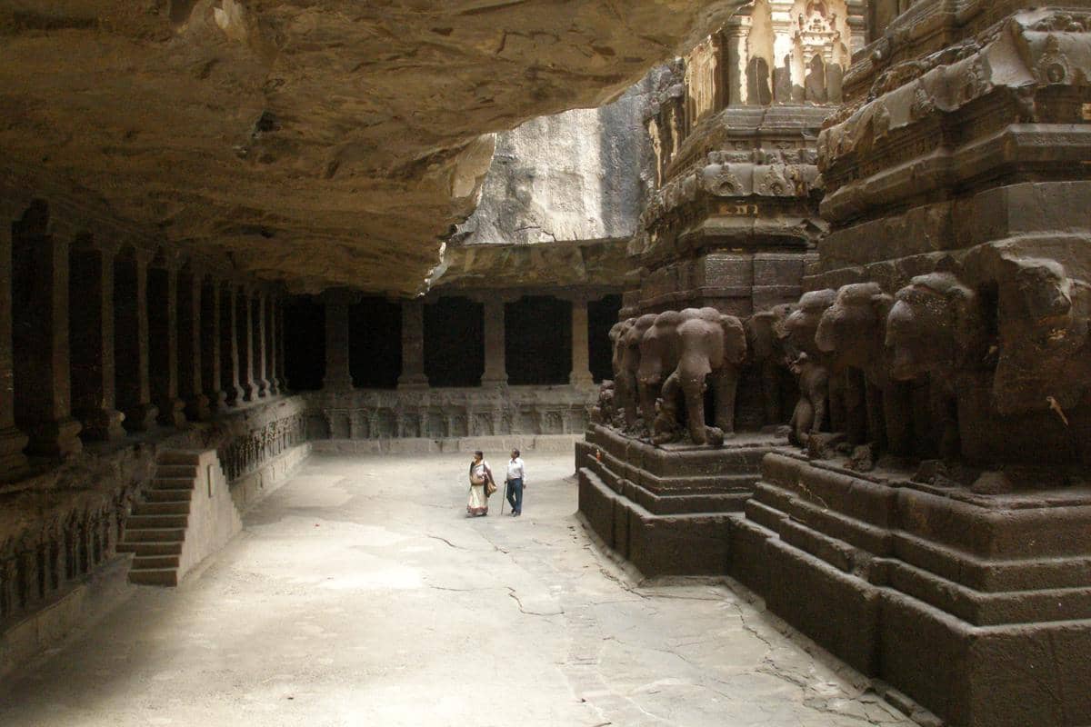 potret Gua Ellora yang menjadi bukti harmoni tiga agama dalam satu kawasan.