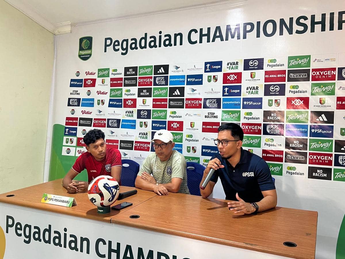 Pelatih PSPS Aji Santoso dan pemainnya Asir Asiz dalam pre match press conference menjelang lawan Persekat Tegal besok malam