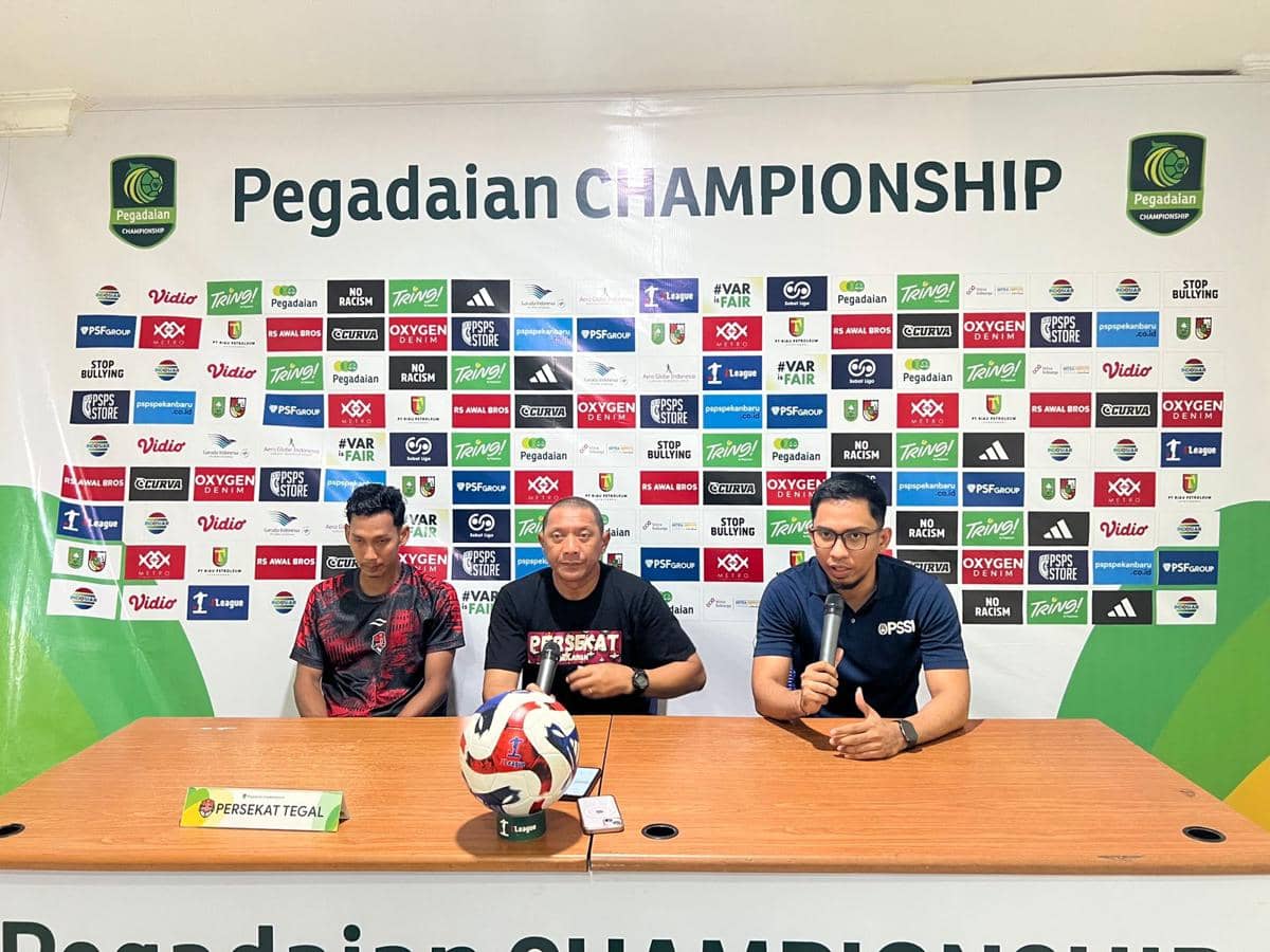 Pelatih Persekat Tegal I Putu Gede didampingi pemainnya Surya, saat pre match press conference menjelang lawan PSPS