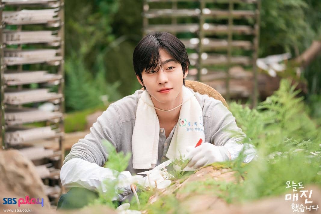 7 Still Cuts Ahn Hyo Seop di Sold Out on You, Jadi CEO yang Menyamar