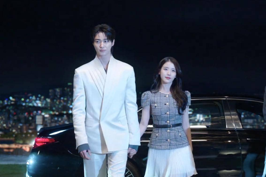 Seong Hui Ju (IU) dan I An (Byeon Woo Seok) dalam drakor Perfect Crown 