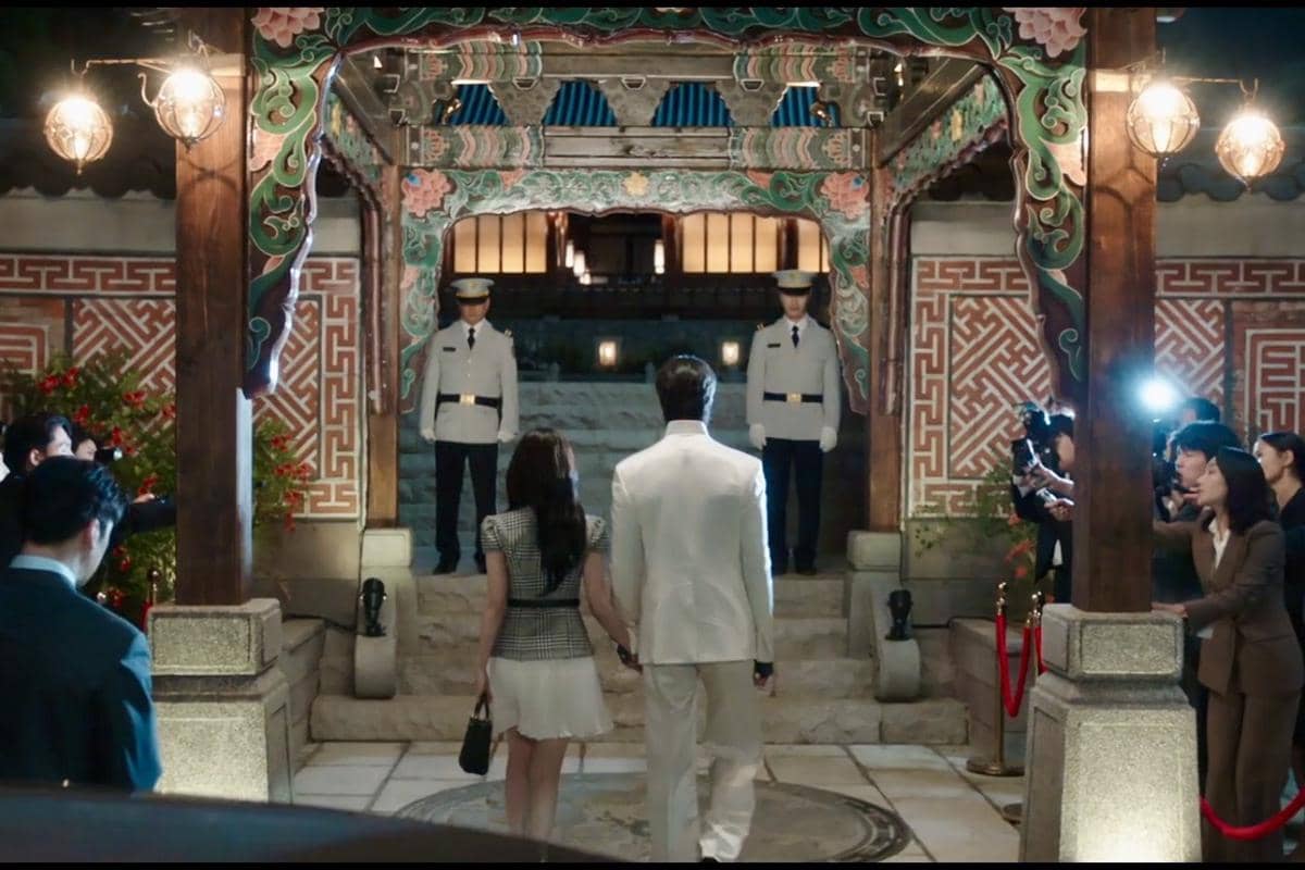 Seong Hui Ju (IU) dan I An (Byeon Woo Seok) dalam drakor Perfect Crown 