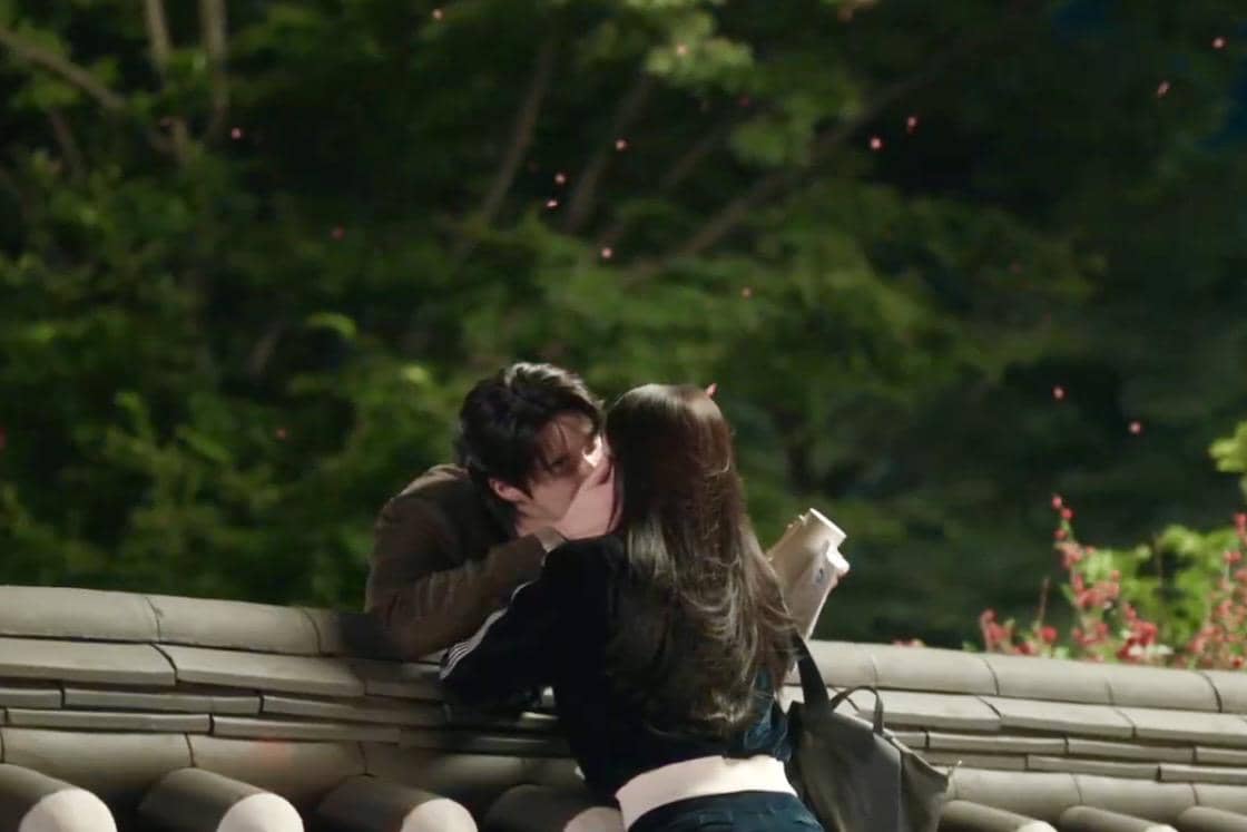 Seong Hui Ju (IU) dan I An (Byeon Woo Seok) dalam drakor Perfect Crown 