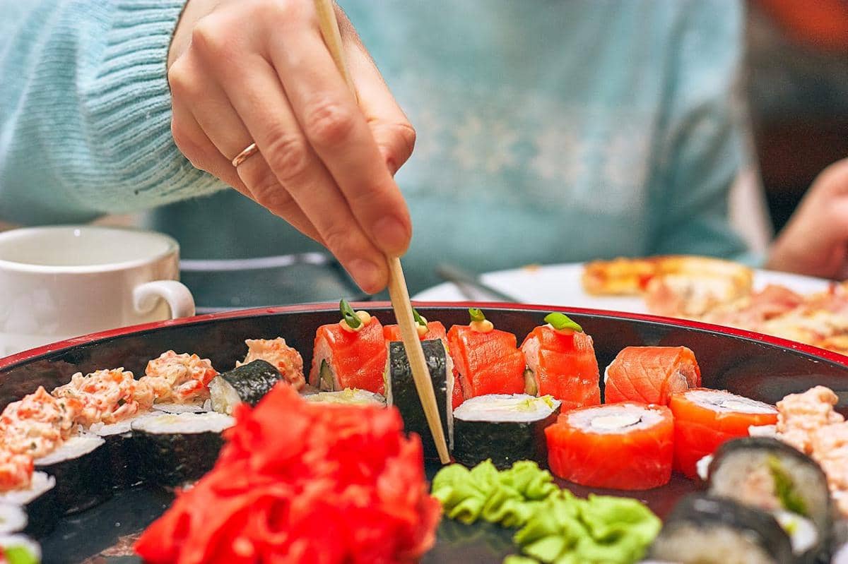 ilustrasi makan sushi